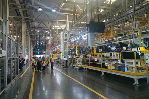 金山小學 兩江人民校園記者團開展青少年研學活動 走進長安汽車智慧工廠探訪科技奧秘